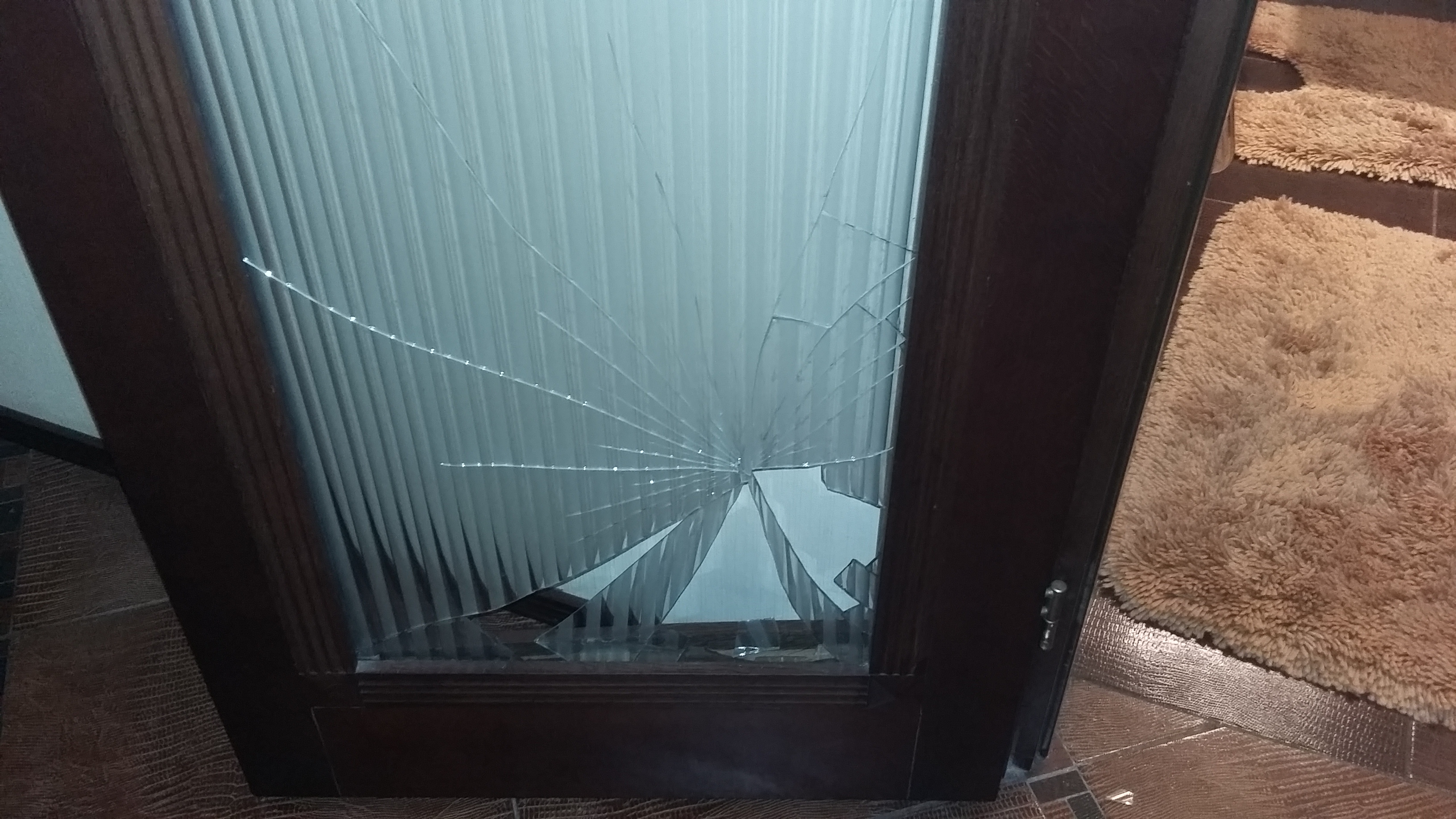 Сколько времени занимает замена стекла в межкомнатной двери